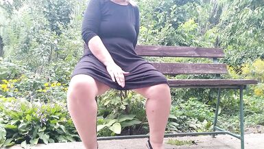 Bir bankta otururken işeyen şehvetli MILF - 3 image
