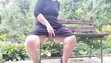 Bir bankta otururken işeyen şehvetli MILF - 4 image