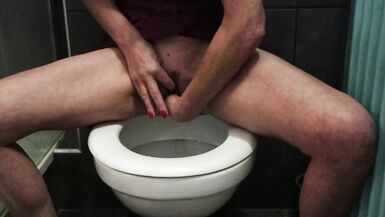 Caly pees and masturbates on the toilets - 6 image