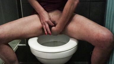 Caly pees and masturbates on the toilets - 7 image