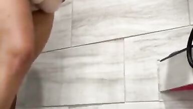Cumming on wifes face after fucking her in the shower - 11 image