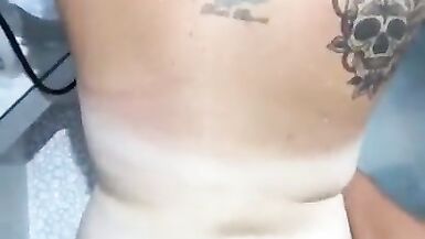 Cumming on wifes face after fucking her in the shower - 3 image