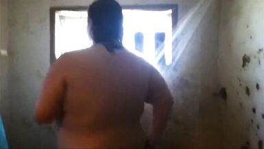 Montrer à 8 mois de grossesse Un gros ventre de femme enceinte - 3 image