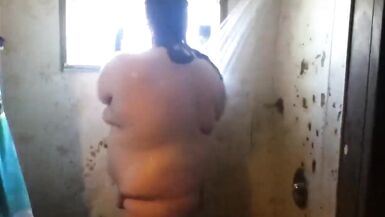 Montrer à 8 mois de grossesse Un gros ventre de femme enceinte - 6 image