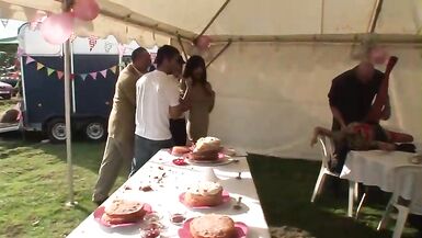 Geile Frau in roten Netzstrümpfen hat Gruppensex während einer privaten Party und genießt es - 2 image
