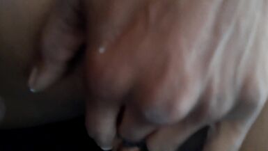 Elle a joué avec sa chatte et la baisée sous le regard de notre compagnie.