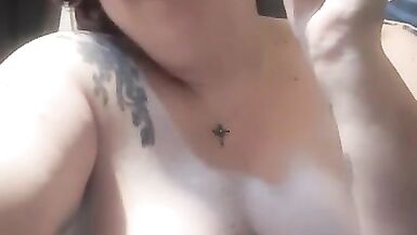 Pierced Kitty Sigara İçiyor ve Bir Şişeyi Sikiyor - 2 image