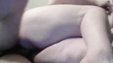 La femme potelée se fait faire une fellation douloureuse par un inconnu à la bite énorme.