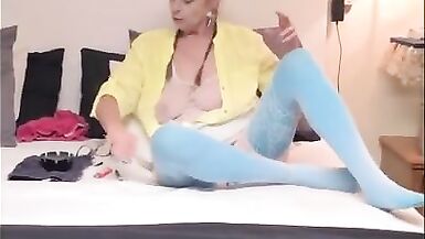 Ginger B versucht einige Oma-Schlüpfer - 6 image