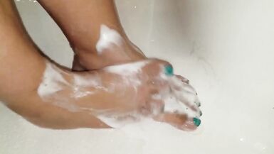 Latina necesita ayuda en la ducha - 13 image