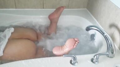 Latina necesita ayuda en la ducha - 6 image