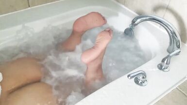Latina necesita ayuda en la ducha - 9 image