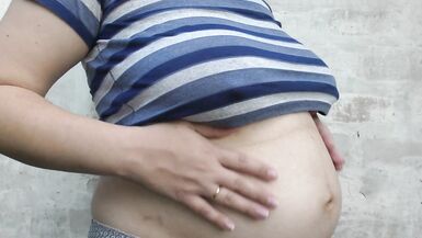 Femme en extérieur avec un énorme ventre de femme enceinte -Milky Mari