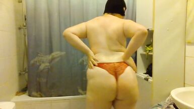 CHAT SAUVAGE. Déguisement. DANS LA SALLE DE BAINS