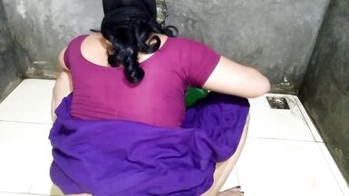 Nokar Ko Lund Hilate Pakda Bathroom Me Fir Usse Chut Chudaya - 3 image