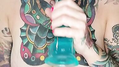 Mi spoglio e mi scopo forte la figa con il mio grosso dildo blu. - 11 image