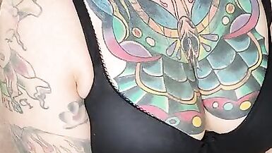 Mi spoglio e mi scopo forte la figa con il mio grosso dildo blu. - 3 image
