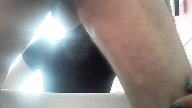 La femme est une fille méchante et elle est née pour avoir une bite dans sa bouche. - 7 image