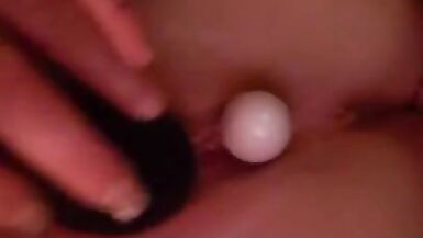 Сексуальная татуированная милф любит играть со своими игрушками...