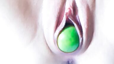 Montrer la chatte de la femme salope avec des fruits de banane à lintérieur de la chatte parfaite