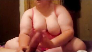 Le taquiner en jouant avec sa bite et ses grosses boules