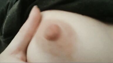 Jouer avec les seins - Laura Fatalle