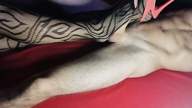 Lépouse se fait sucer les pieds et les chaussures en collants et talons hauts - 11 image