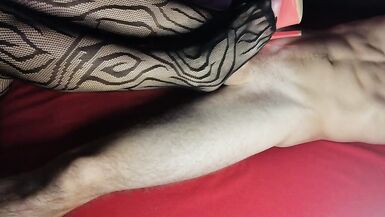 Lépouse se fait sucer les pieds et les chaussures en collants et talons hauts