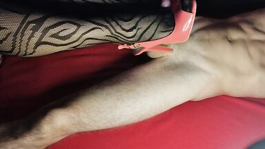 Lépouse se fait sucer les pieds et les chaussures en collants et talons hauts - 5 image