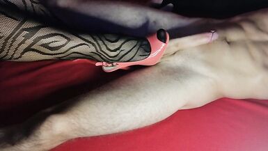 Lépouse se fait sucer les pieds et les chaussures en collants et talons hauts - 6 image
