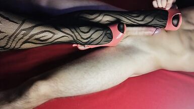 Lépouse se fait sucer les pieds et les chaussures en collants et talons hauts - 7 image