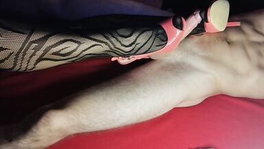 Lépouse se fait sucer les pieds et les chaussures en collants et talons hauts - 8 image