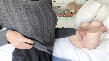 Svetlana déballe, commente et jouit sur la chatte de Scarletts. Poupée sexuelle TANTALY. Code de réduction Svetlana10 - 10 image