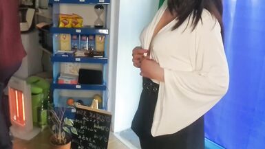 Lisa avec de gros seins montre ses seins pour un casting pour un nouvel emploi. Elle joue avec son patron dans un style sexy.