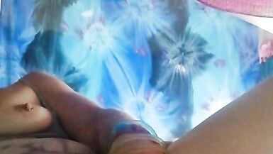 MILF masturbiert mit rosa Dildo - 5 image