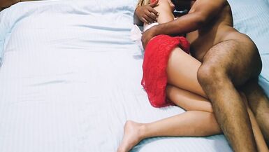 La femme salope trompe son mari avec son ami de la BBC en vacances