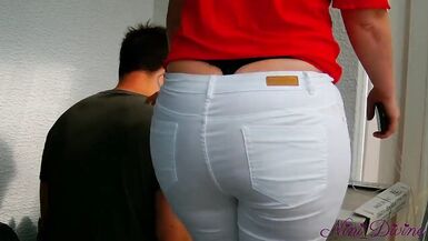 Une femme au foyer blonde se fait baiser par un ouvrier dans sa maison !