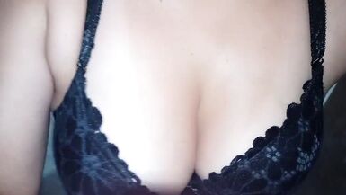 I show my tits to my friend so he can masturbate and he ejaculates on my tits - 2 image