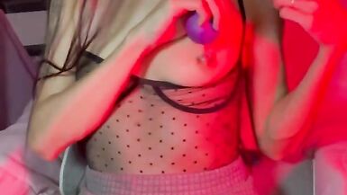 La plus sexy des MILF joue avec ses tétons