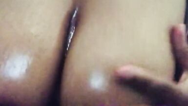 Gros seins débène huilés