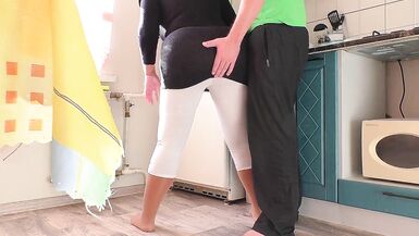 MILF écarte son cul pour le sexe anal. Fait à la maison