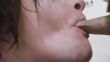 La salope MILF prend un bain puis suce une bite