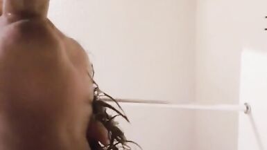 MILF troia fa il bagno e poi succhia il cazzo - 15 image