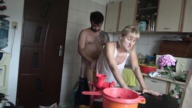 La moglie viene scopata mentre cucina! - 12 image