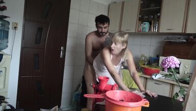La moglie viene scopata mentre cucina! - 13 image