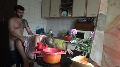 La femme se fait baiser pendant quelle cuisine !