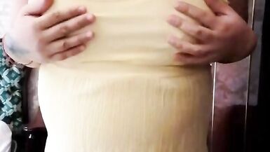 Schwangere Frau zieht sich aus - 3 image