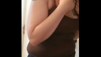 Se déshabiller pour ma voisine avant que mon mari ne rentre à la maison