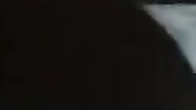 Une jeune fille se fait baiser par son voisin par derrière. Elle supplie son père de la baiser plus fort alors quelle jouit.