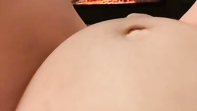 Şömine Önünde Mastürbasyon. Hamile Göbek. Erotik Video - 13 image